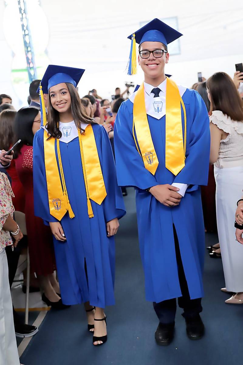 Desfile de graduados en Macris School 2023