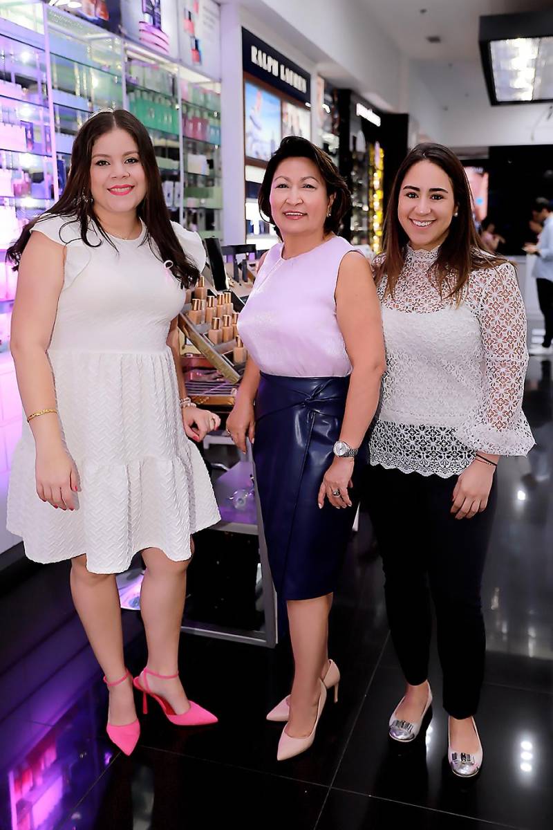 Melissa Cáceres, Marcia Vásquez y Lucía García Alvarenga, Brand Manager de MAC
