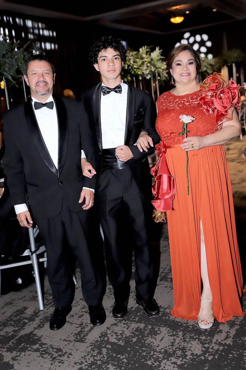 Jimmy, Cristian Cacéres y Fernanda Valladares.