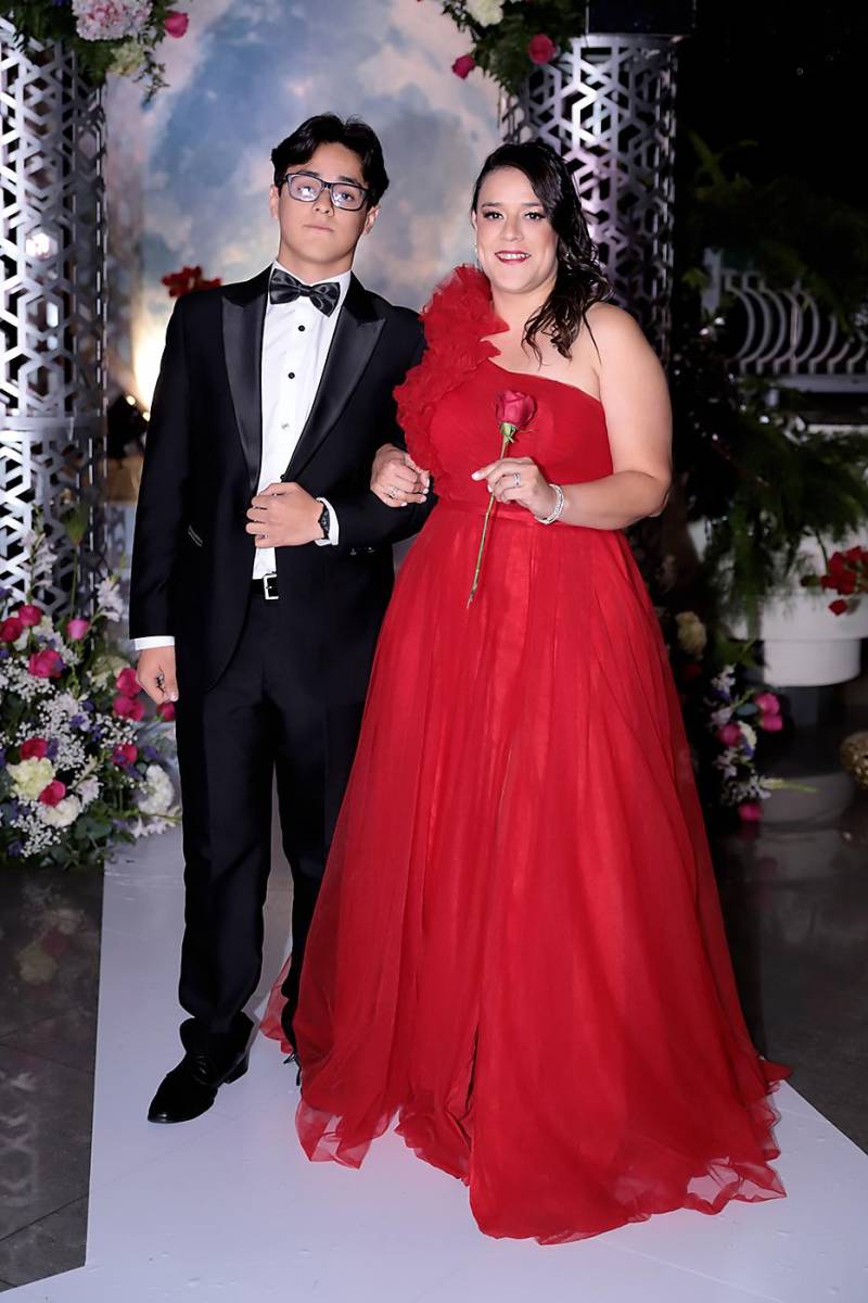 Desfile padres e hijos de la prom 2024 del Instituto San José del Carmen