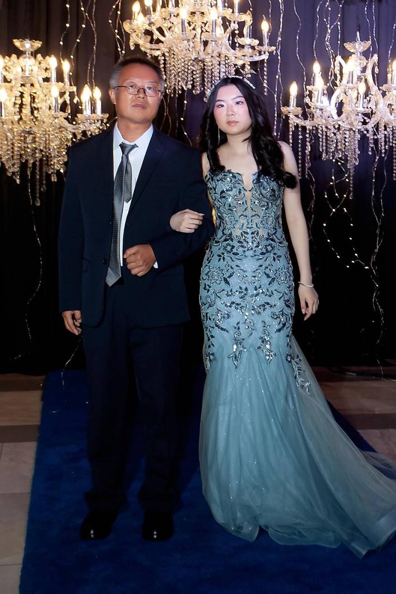 Qingyuan Song y su hija Diona Ping.
