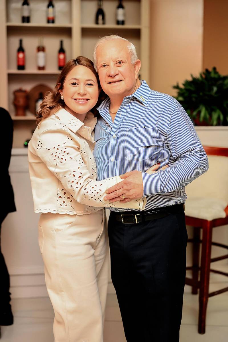 Ruth Michelle con su padre Roger Danilo Valladares.