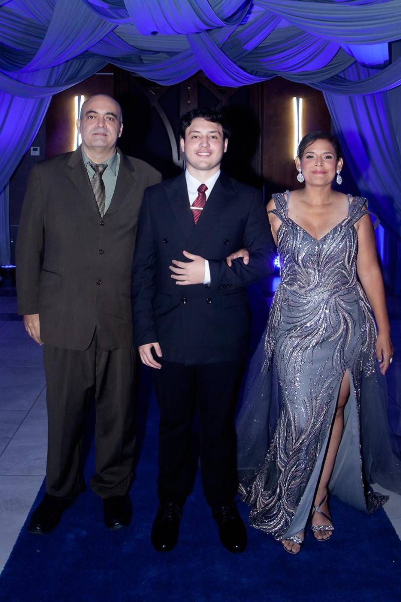 Adrián Alexander Handal Cubero y su madre Alexa Cubero.