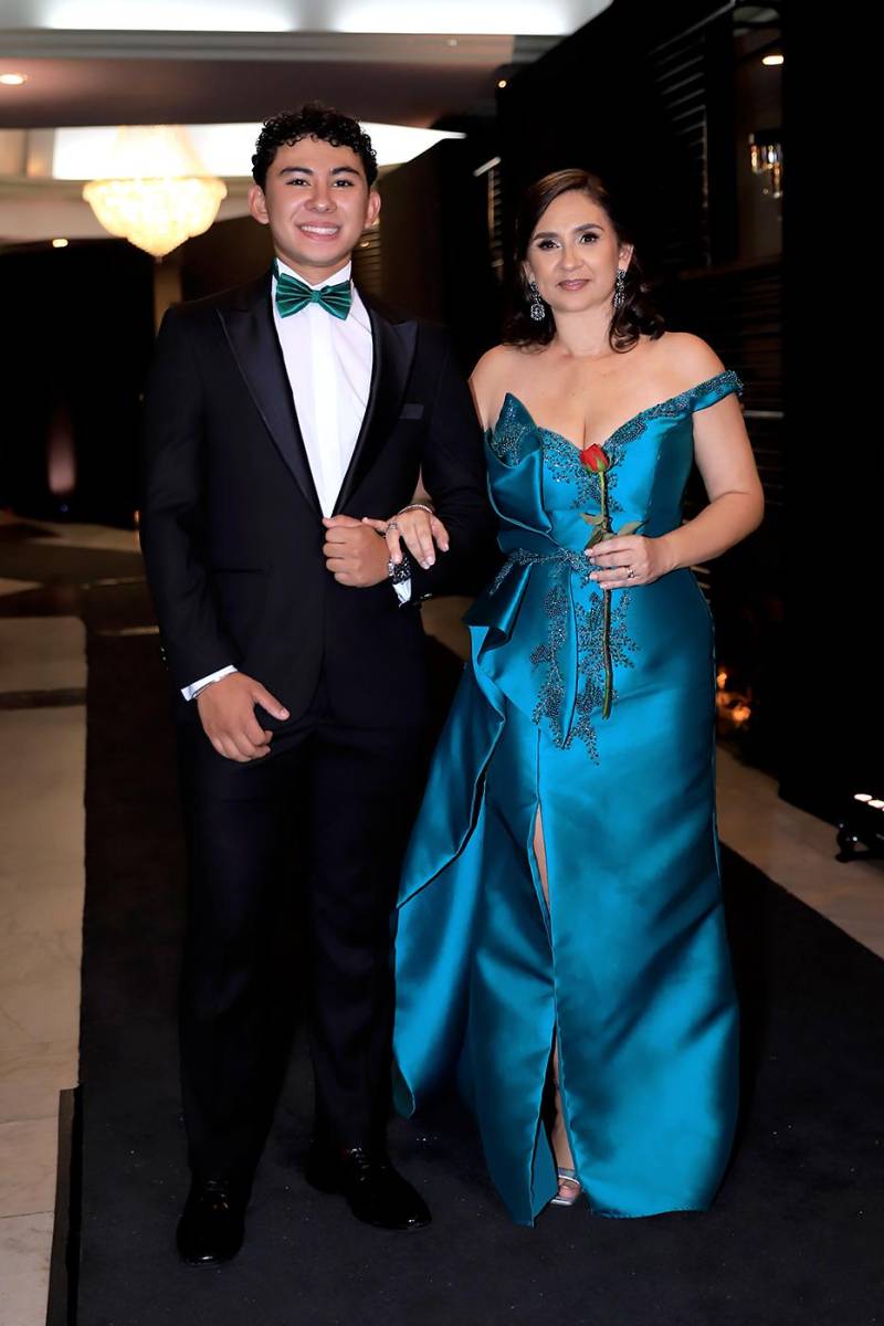 Desfile padres e hijos de la prom 2025 de DelCampo School