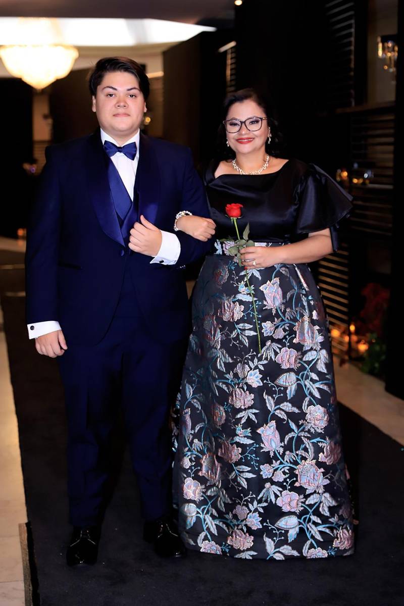 Desfile padres e hijos de la prom 2025 de DelCampo School