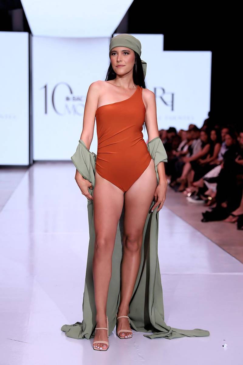 Rashell Fuentes conquista en BAC Estilo Moda 2025 con su colección “Dunas”