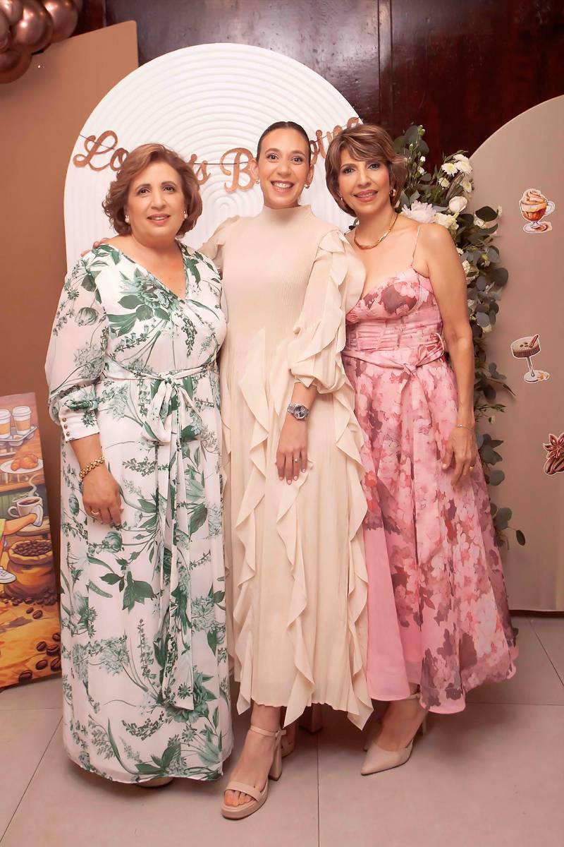Guadalupe Hasbun de Hasfura con su hija Camila Hasfura y Lilian Faraj de Jaar.