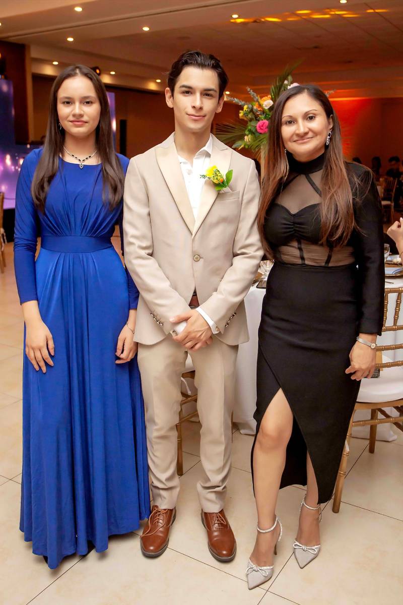 Gladys Caballero, Milton y Carla Baquedano. 