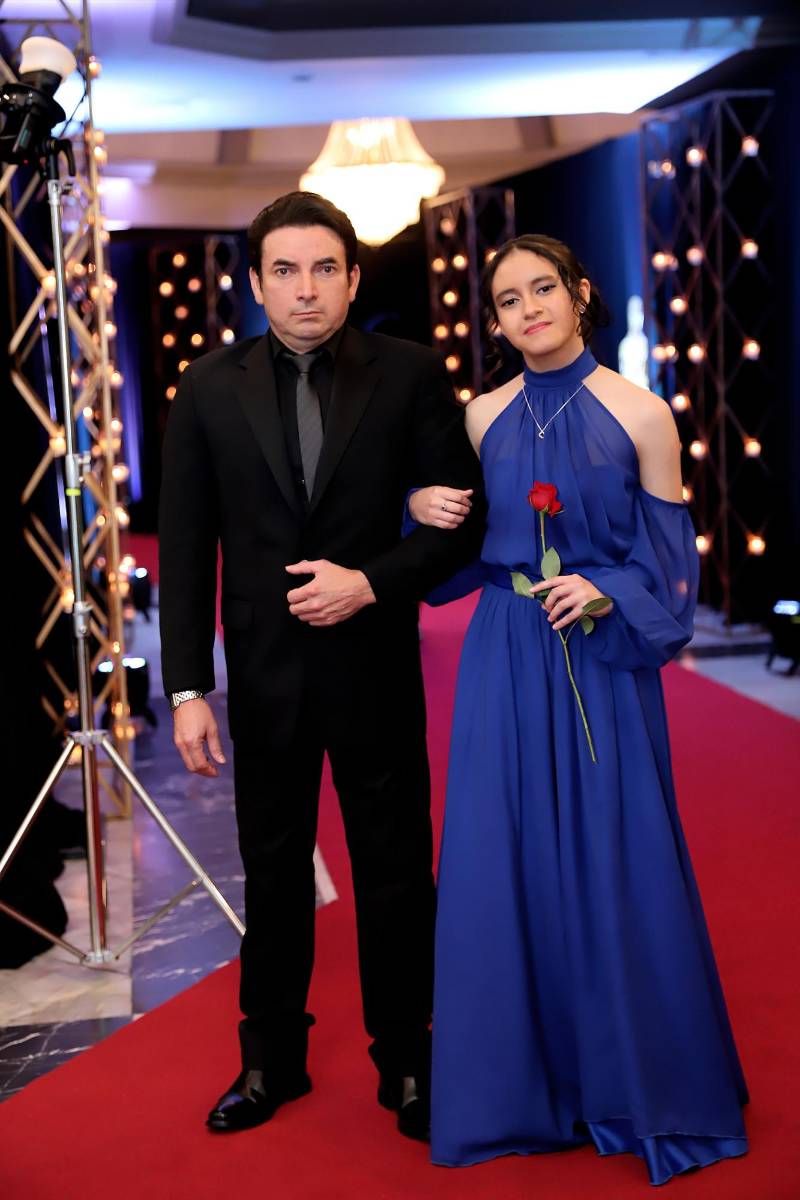 Desfile padres e hijos de la prom 2025 del Instituto San José del Carmen