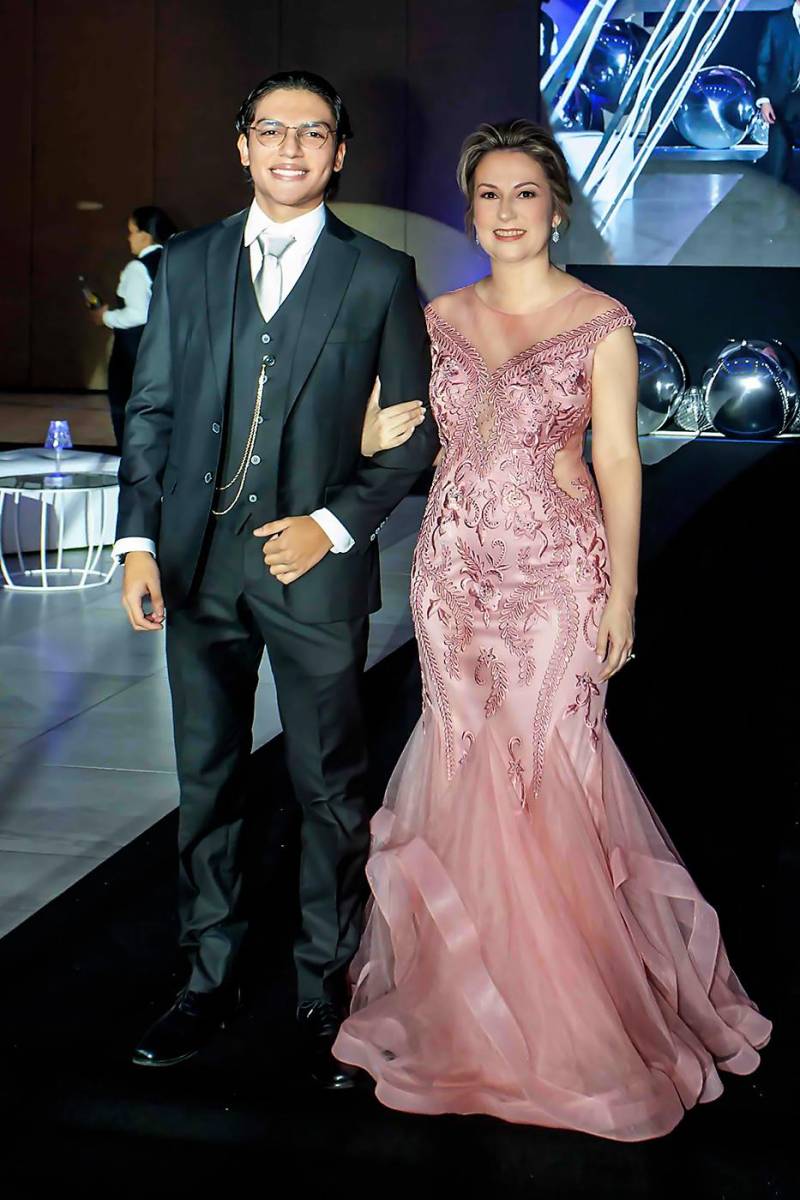 José Daniel Cárcamo con su madre Fanny de Rivera.