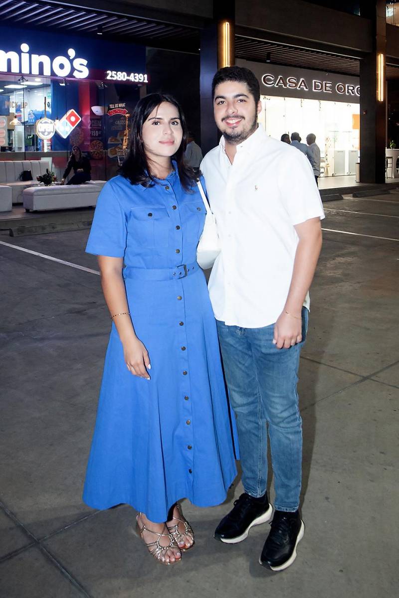 Asistentes a la inauguración de Masdeval Plaza.