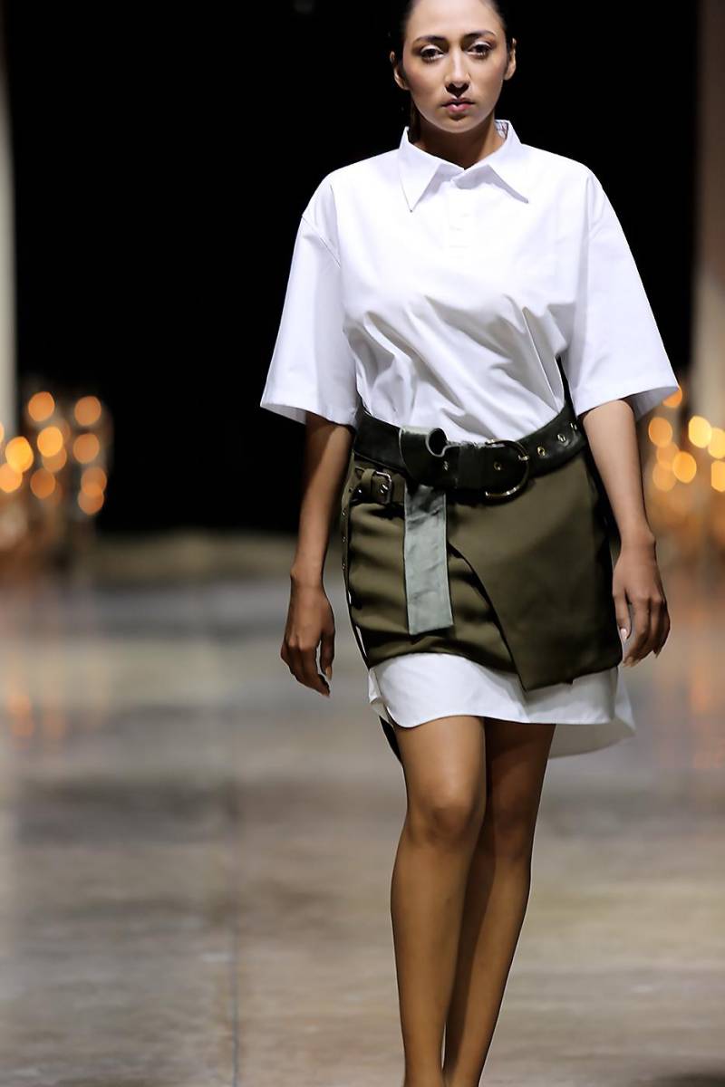 Tirso Rubio sabe como imponer su visión y estética. Vestido camisero con falda traslapada superpuesta con correa lateral y cinturón bold.