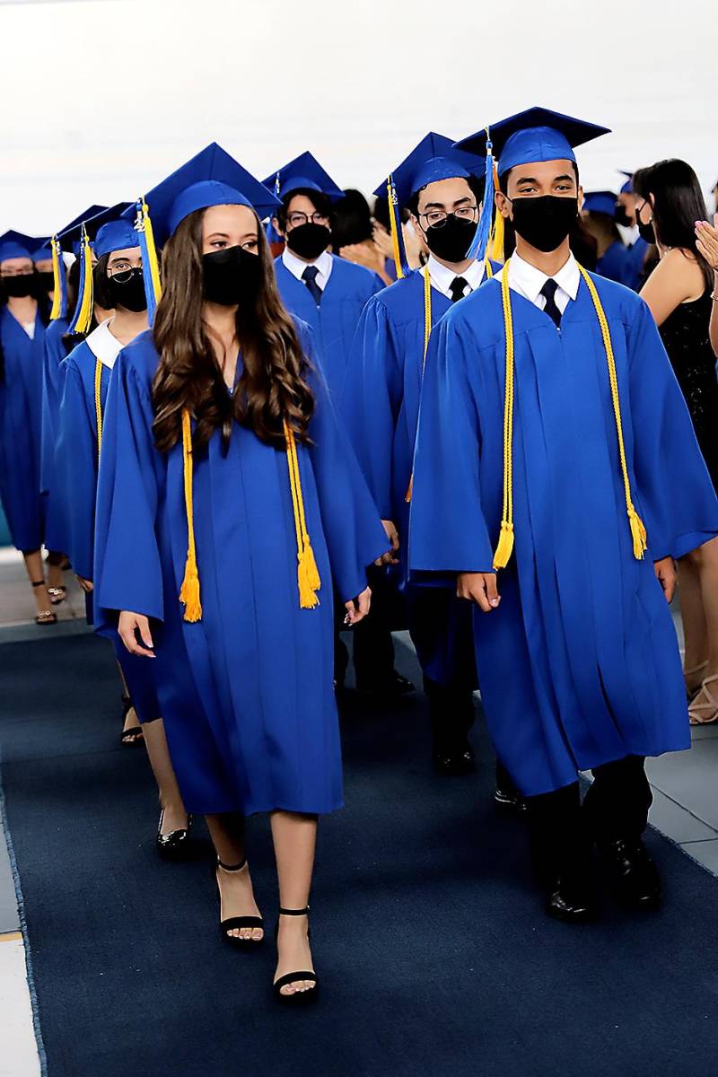 Los alumnos a su ingreso al gimnasio escolar donde se realizó la entrega de títulos