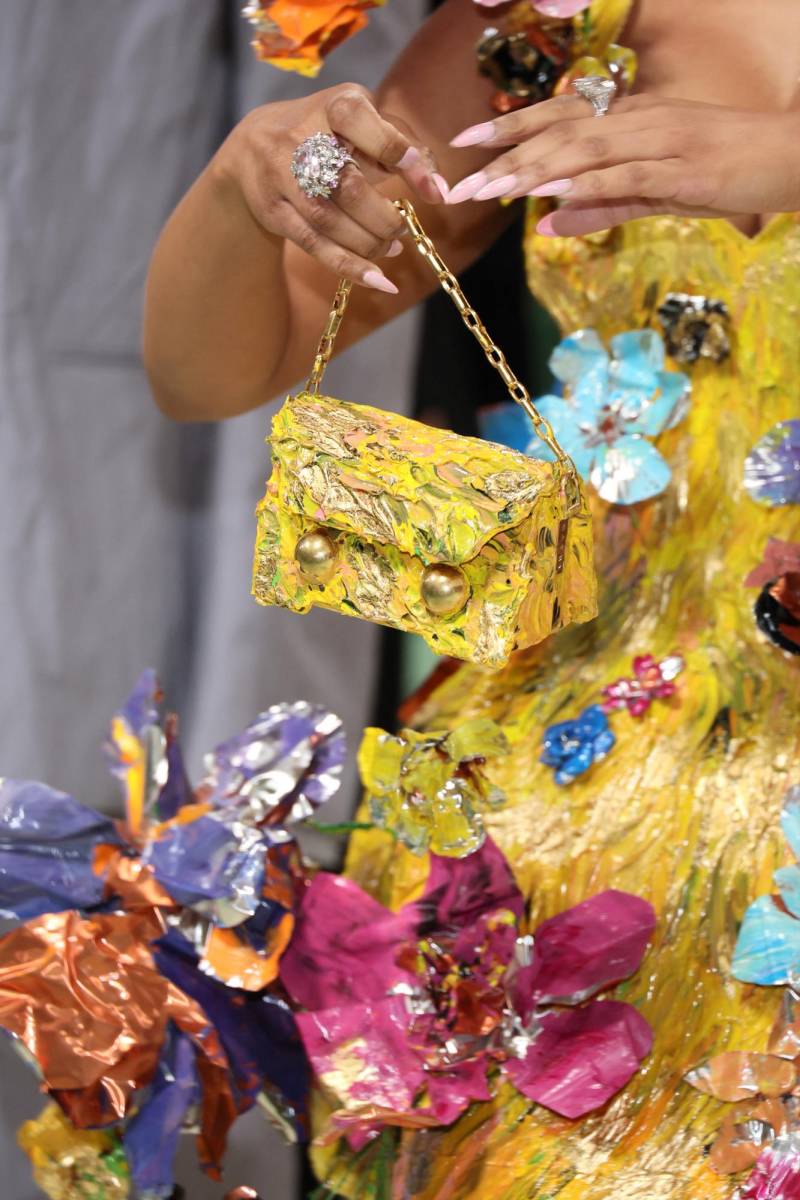 Minaj usó un bolso a tono con su vestido que evocaba una escultura floral.