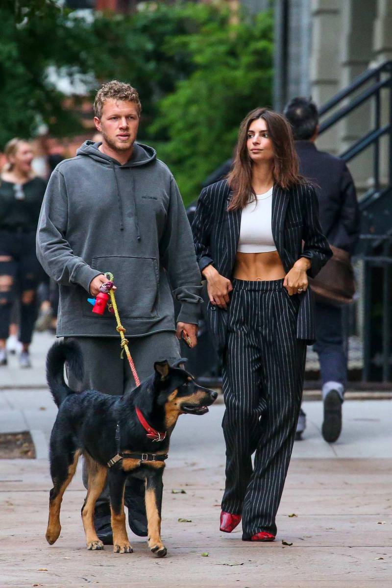 Este tampoco fue un buen año en el ámbito del amor para Emily Ratajkowski, quien oficializó su divorcio con Sebastian Bear-McClard debido a que él le fue infiel. El año pasado la modelo le dio la bienvenida a su primer hijo Sylvester. 