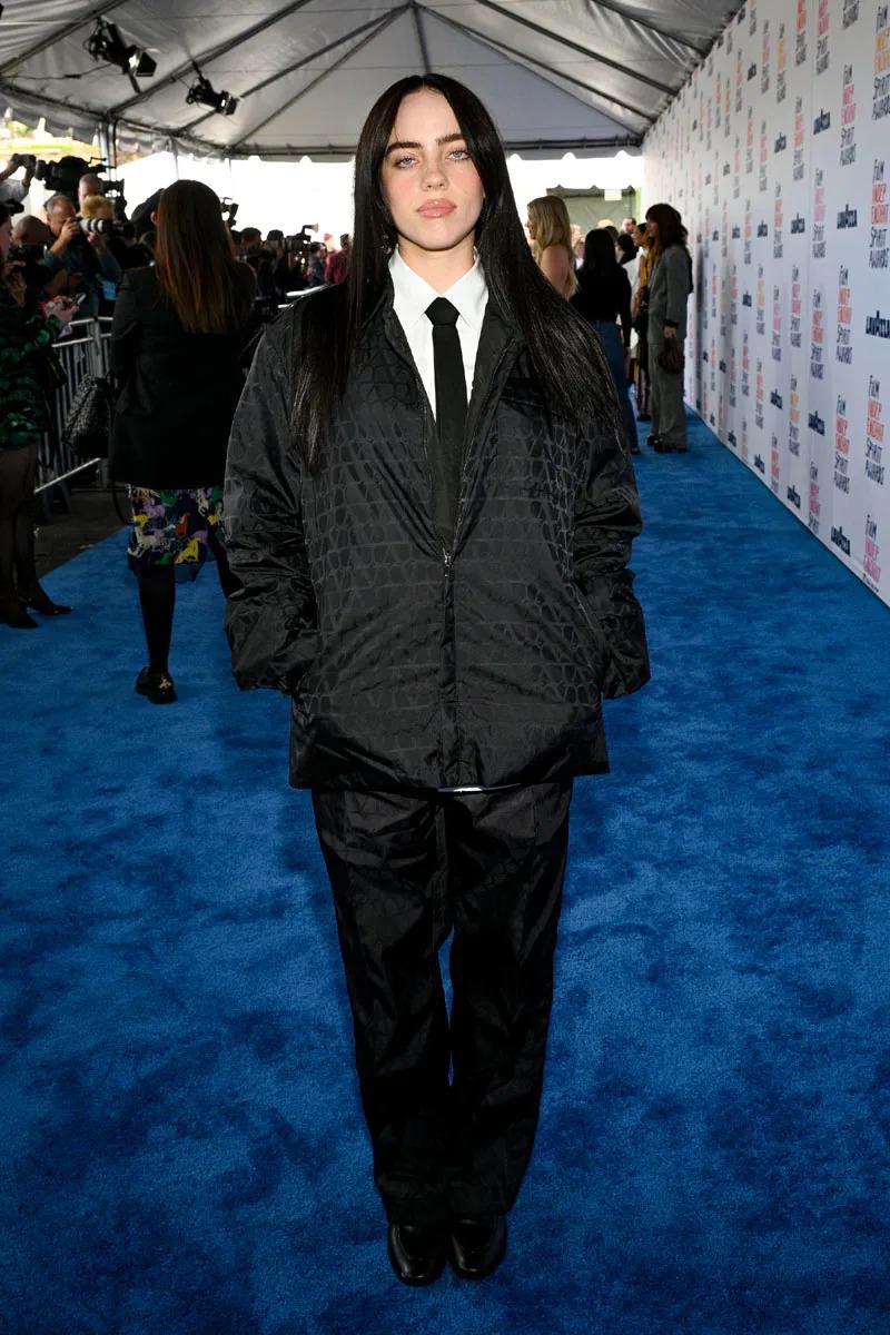 Billie Eilish, optó por un look de estética masculina con traje con guiño deportivo que combinó con camisa blanca y corbata, <b>de Val</b>e<b>nt</b>i<b>no</b>.