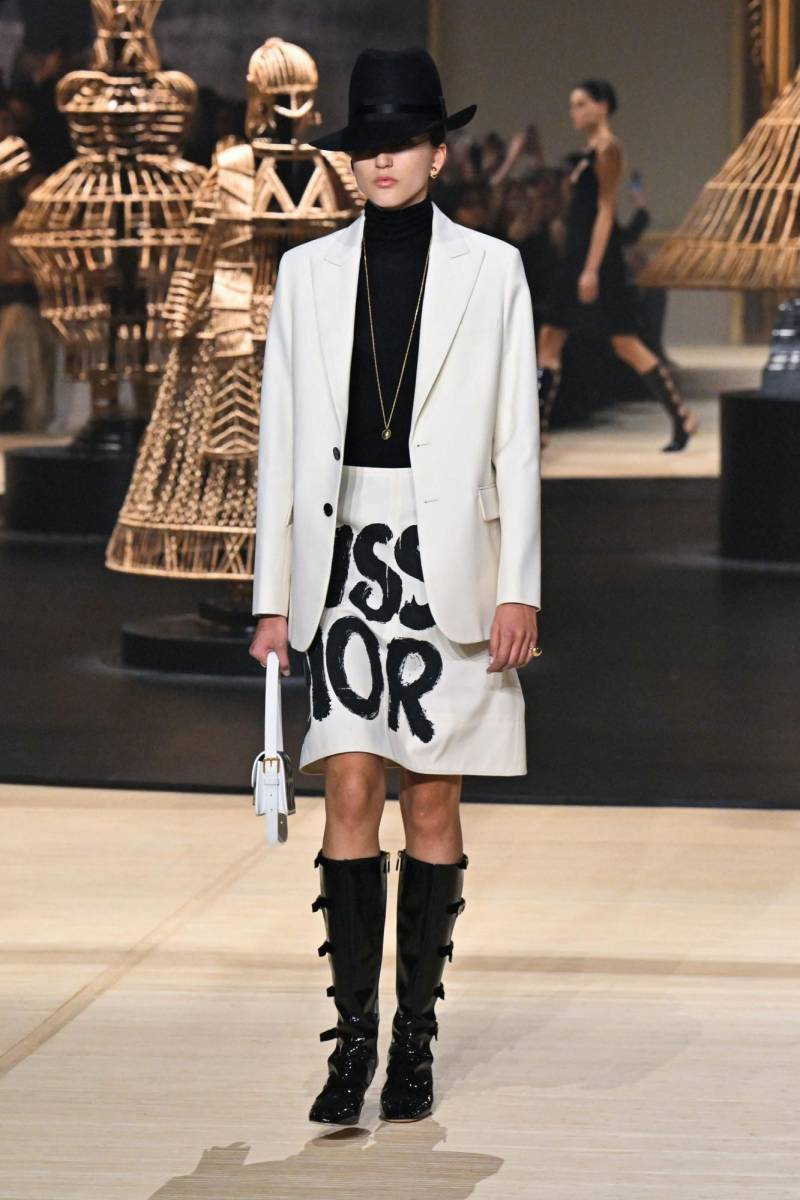 La primera silueta emergió en un traje beige y sobrio con el logo “Miss <b>Dior</b>” serigrafiado a lo largo con un pincel grueso.