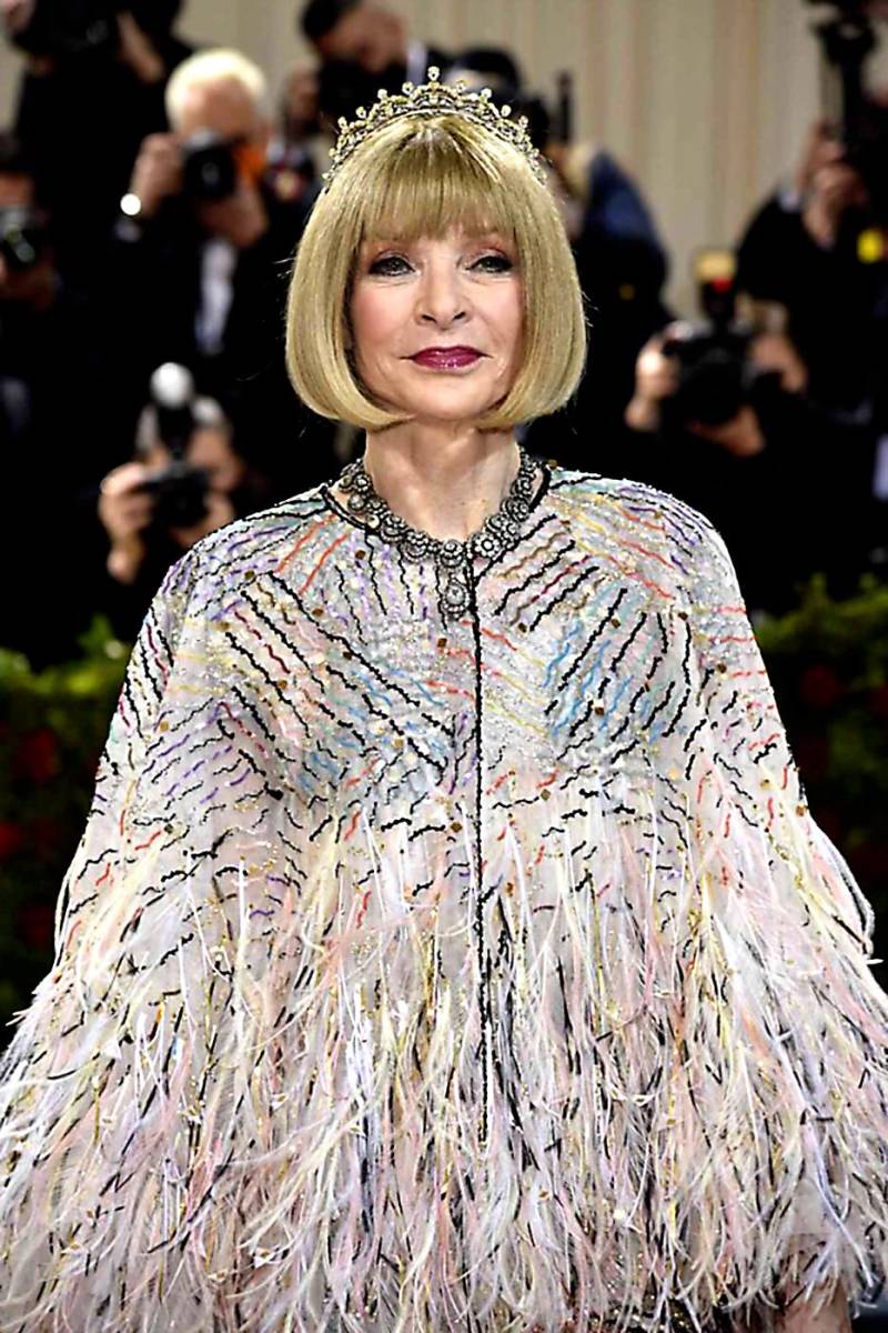  Anna Wintour actualiza su eterno ‘carré’ con una tiara y su peinando ‘bob’ con raya en medio y flequillo con las puntas hacia dentro.