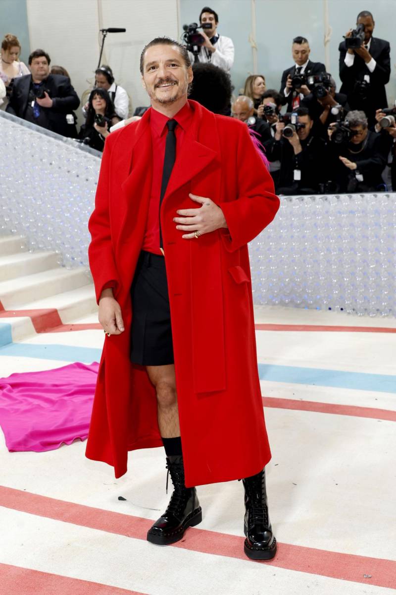 El destacado actor chileno <b>Pedro Pascal</b> deslumbró en la alfombra roja del Met Gala con un impactante atuendo rojo de Valentino, confirmando de manera contundente las tendencias de la temporada y demostrando la manera ideal de llevarlas.