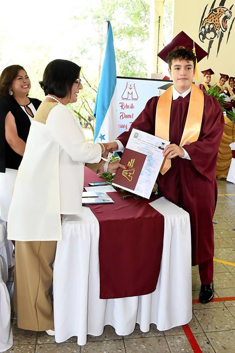 Entrega de títulos de la Mayan School 2023