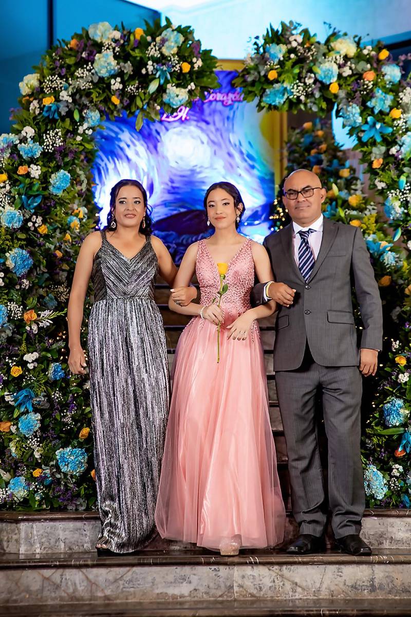 Dunia Banegas, Brianna Santos y Carlos Santos.