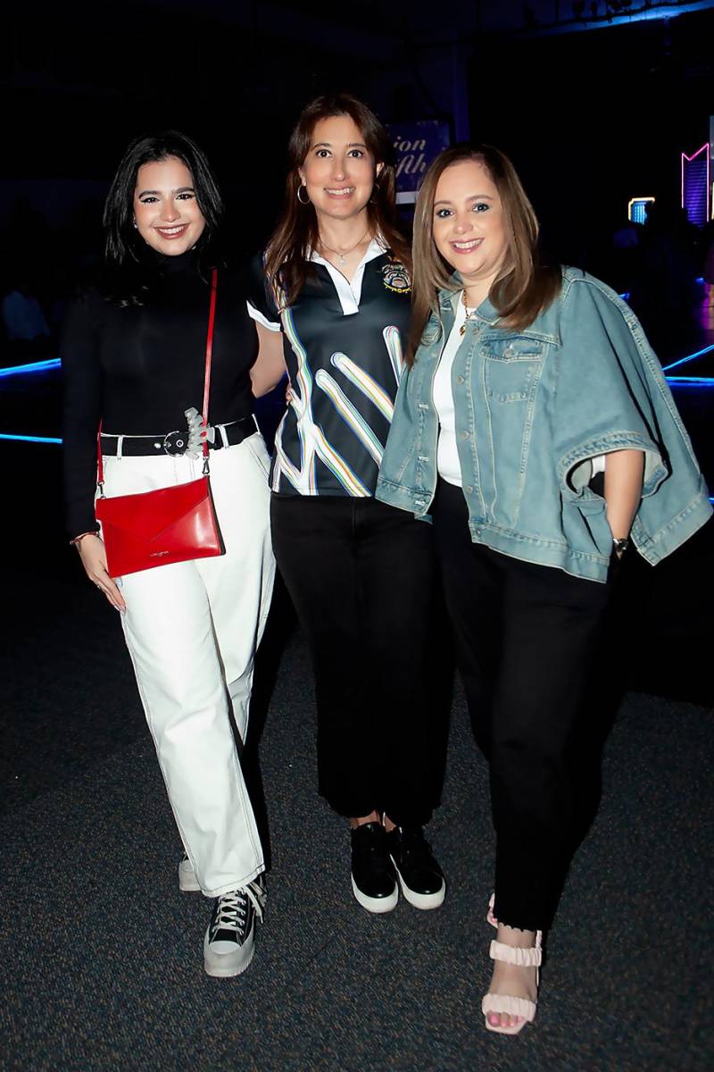 Stephanie Mourra, Emily Brandel y Sheryl Mourra.