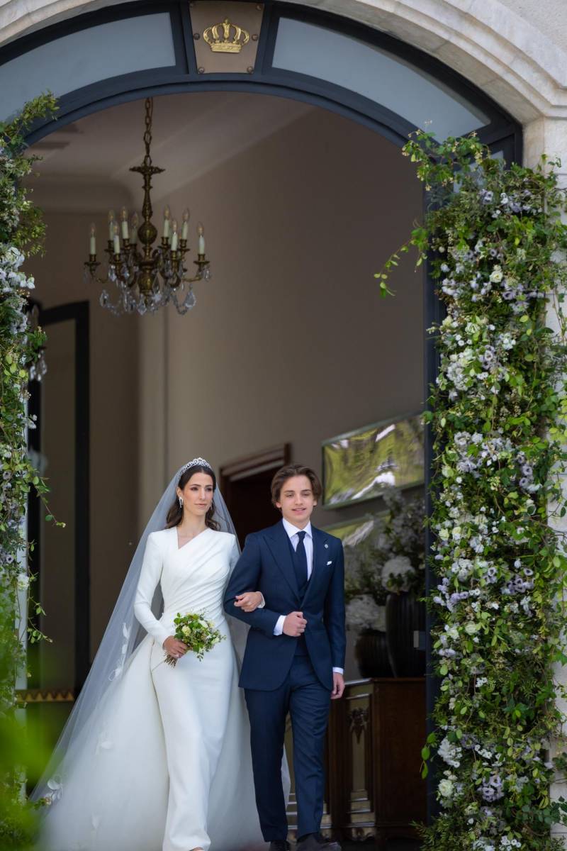 La novia, vestida en un ajuar del diseñador libanés Elie Saab llega al palacio de brazo del hermano de su prometido, el príncipe de Jordania, Hashem bin Abdullah (Photo by Jordanian Royal Palace / AFP) 