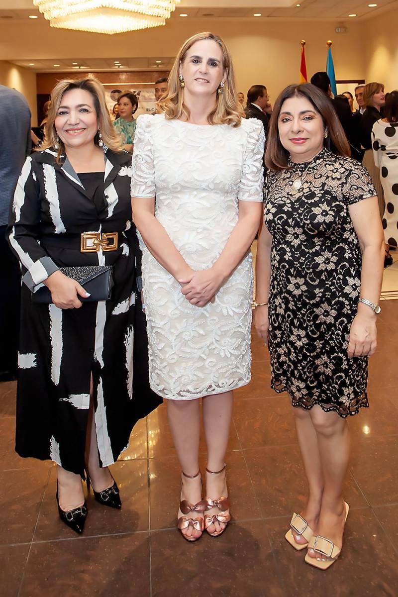 Dina Bulnes, María Isabel Rodríguez y Ester Amaya.