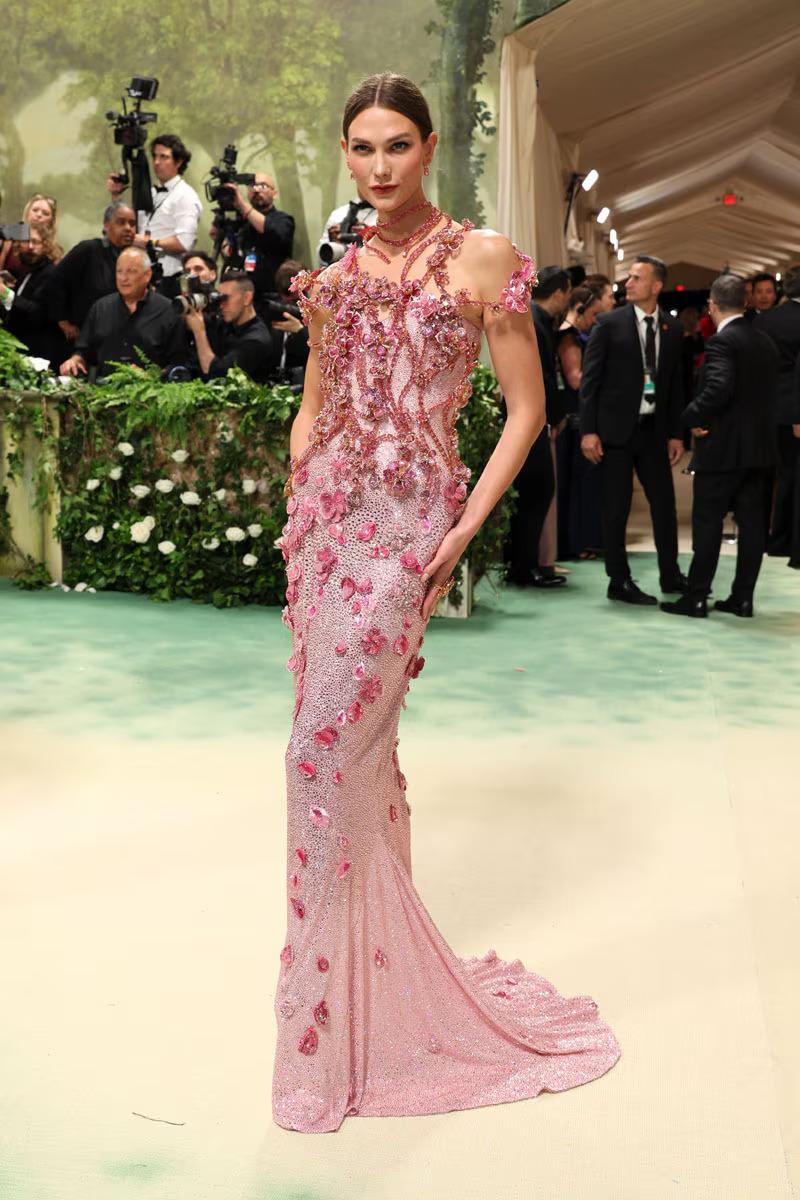 Karlie Kloss brilló de los pies a la cabeza con una creación de Swarovski en tonos frutos del bosque.