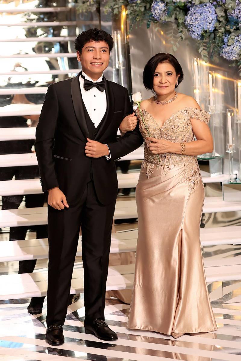 José Ernesto Castro Dávila con su madre Judith Castro