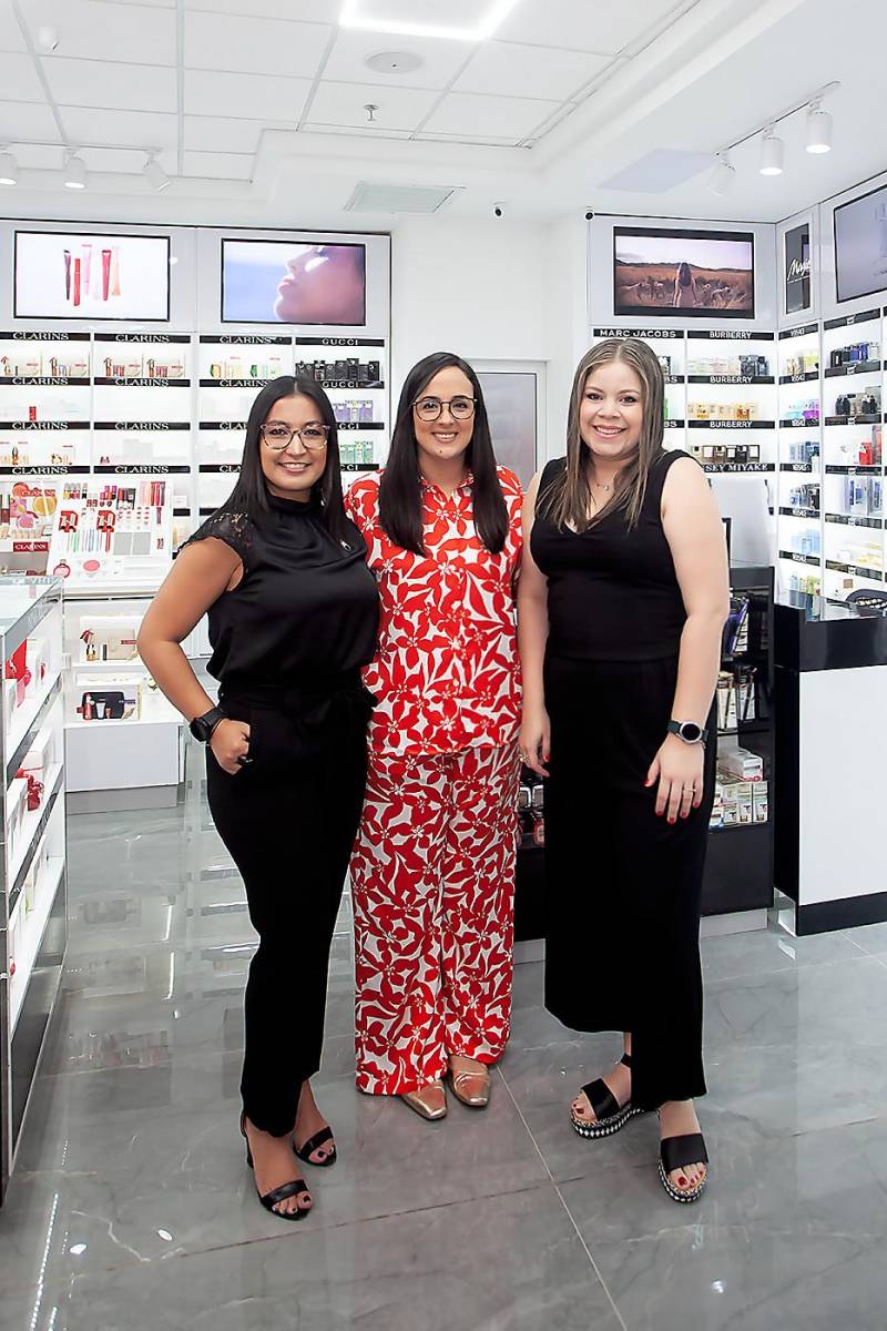 Danelia Vásquez, representantes de la marca MAC Cosmetics, Claudette Kattan, jefe de mercadeo Multiplaza San Pedro Sula y Melissa Cáceres Brand manager Perfumería Magie en Honduras.
