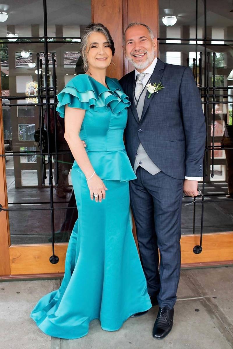  Ivonne Handal y Ernesto Icaza, padres de la novia 