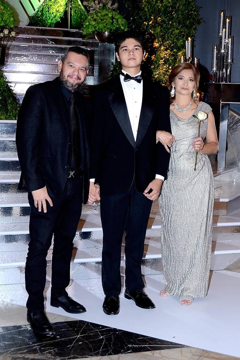 Mauricio Andree con sus padres Héctor Mauricio Acosta y Sonia Chevez