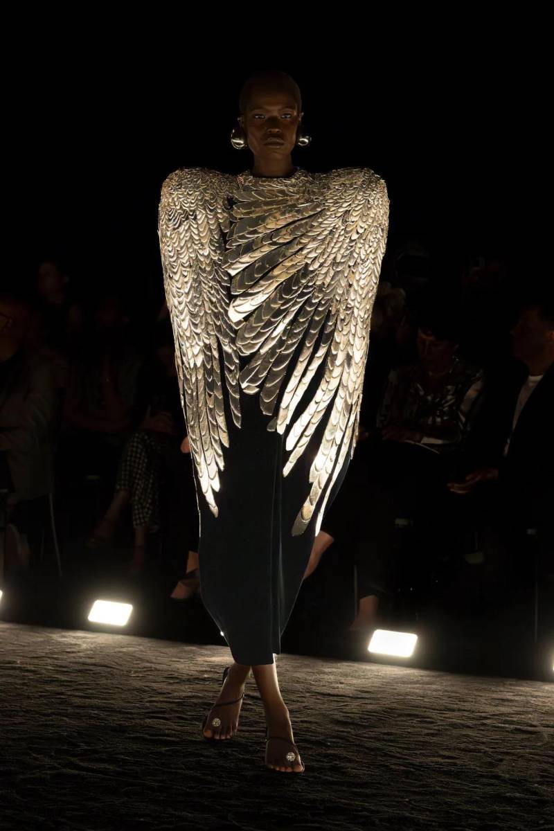 La colección se bautizó The Phoenix en referencia a un momento en que la fundadora de la casa, Elsa Schiaparelli, se vistió con una estola de plumas en homenaje a la gran bailarina Anna Pavlova, que era algo así como su doble.