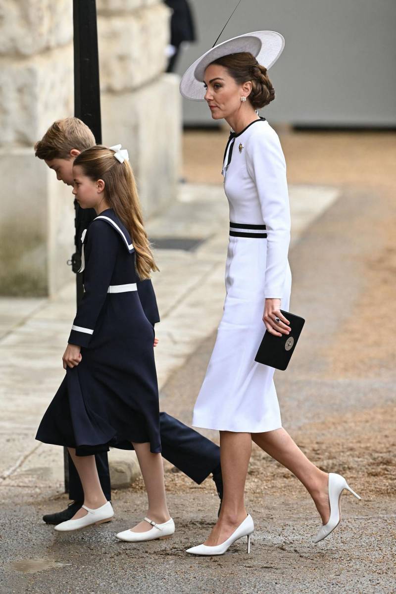 Kate lució un vestido blanco de ribetes azules by Jenny Packham