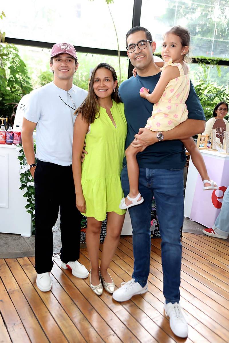 Nelson Irazabal, Lourdes Valladares, Alex Cobos y Alessia Cobos.