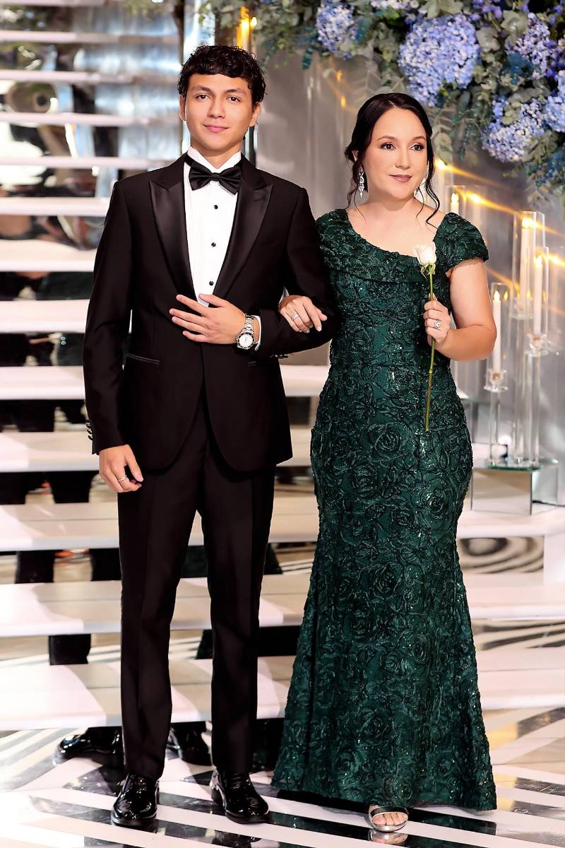 Víctor Manuel Colindres Quijada con su madre Evelin