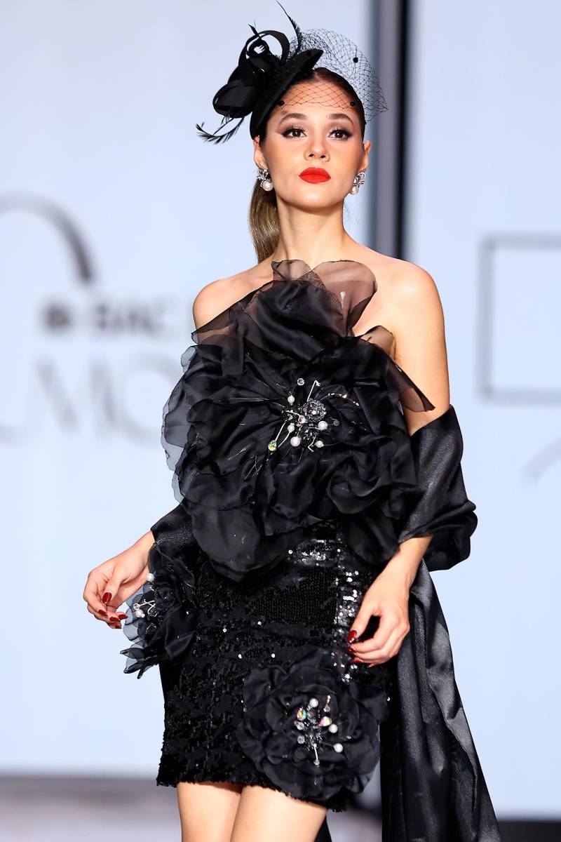 El diseñador Miguel Chong propone vestidos de tops en forma de flor para brillar en las noches de verano