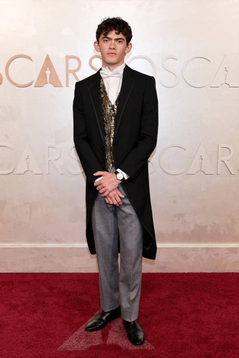 <b>Joe Locke</b>El actor optó por un conjunto multicolor que carecía de coherencia, según los expertos. Su elección fue considerada un desacierto en una noche que exige elegancia y sofisticación.