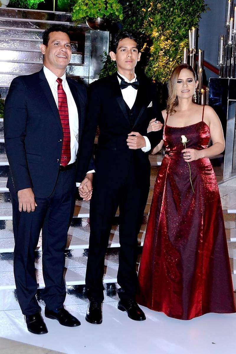 Moisés Zúniga con sus padres, Moisés Zúniga y Alma Figueroa