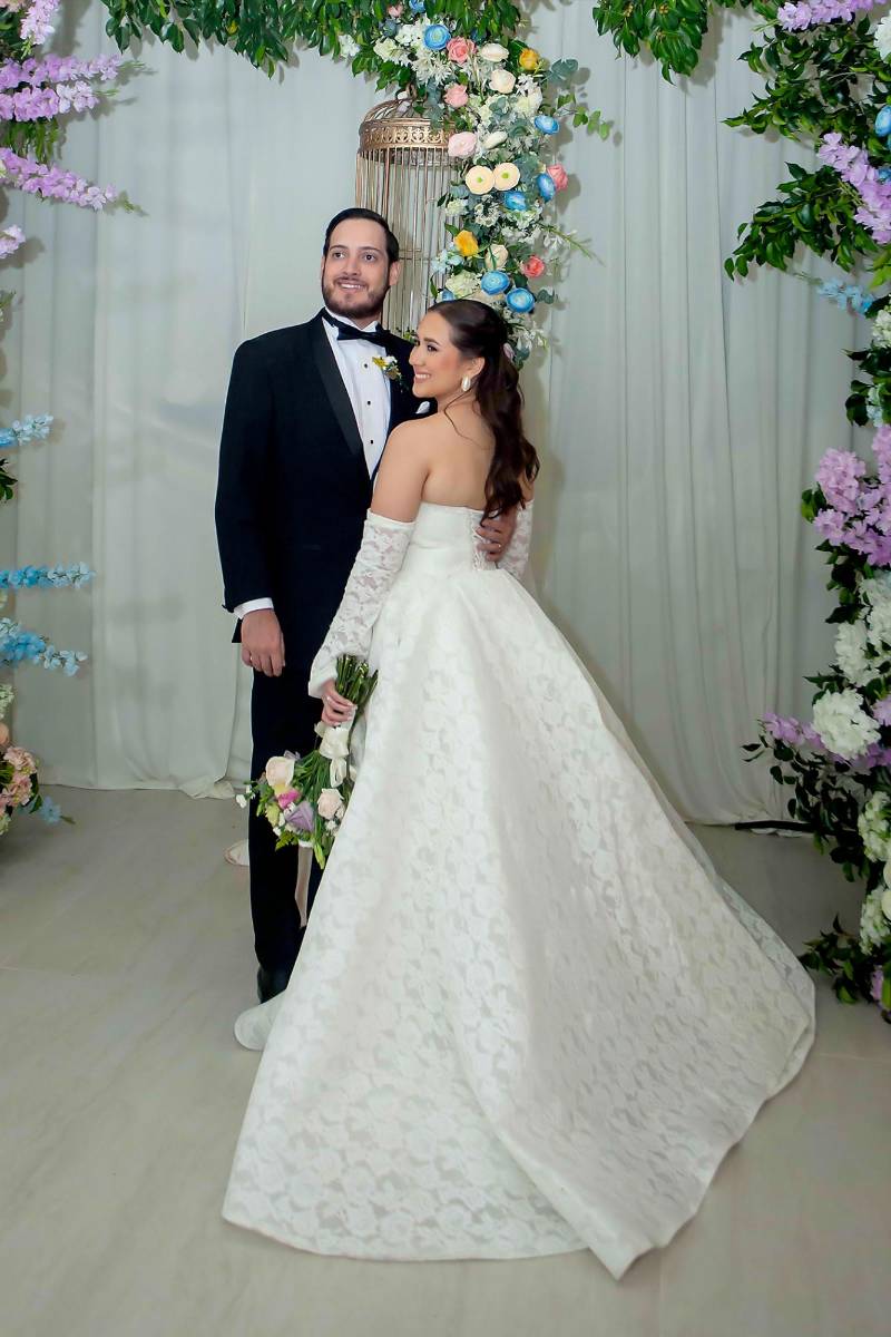 Rafael Wittwer Bautista y Katherine Chahín Gómez celebraron su unión en una emotiva ceremonia en la Iglesia Sagrada Familia, rodeados de familiares y amigos.