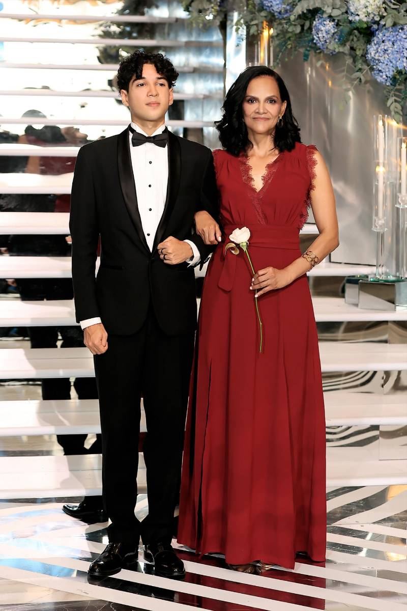 Ricardo Andrés Calderón Aceituno con su madre Claudia Aceituno 