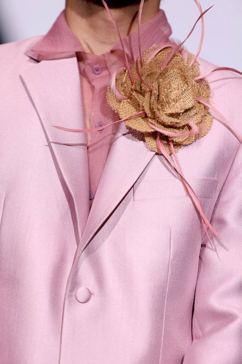 Flores de yute reciclado de sacos de café y combinadas con delicadas plumas rosa elevan los suits de ciberlina de seda de la colección Mezcla No 3 de Yoyo Barrientos