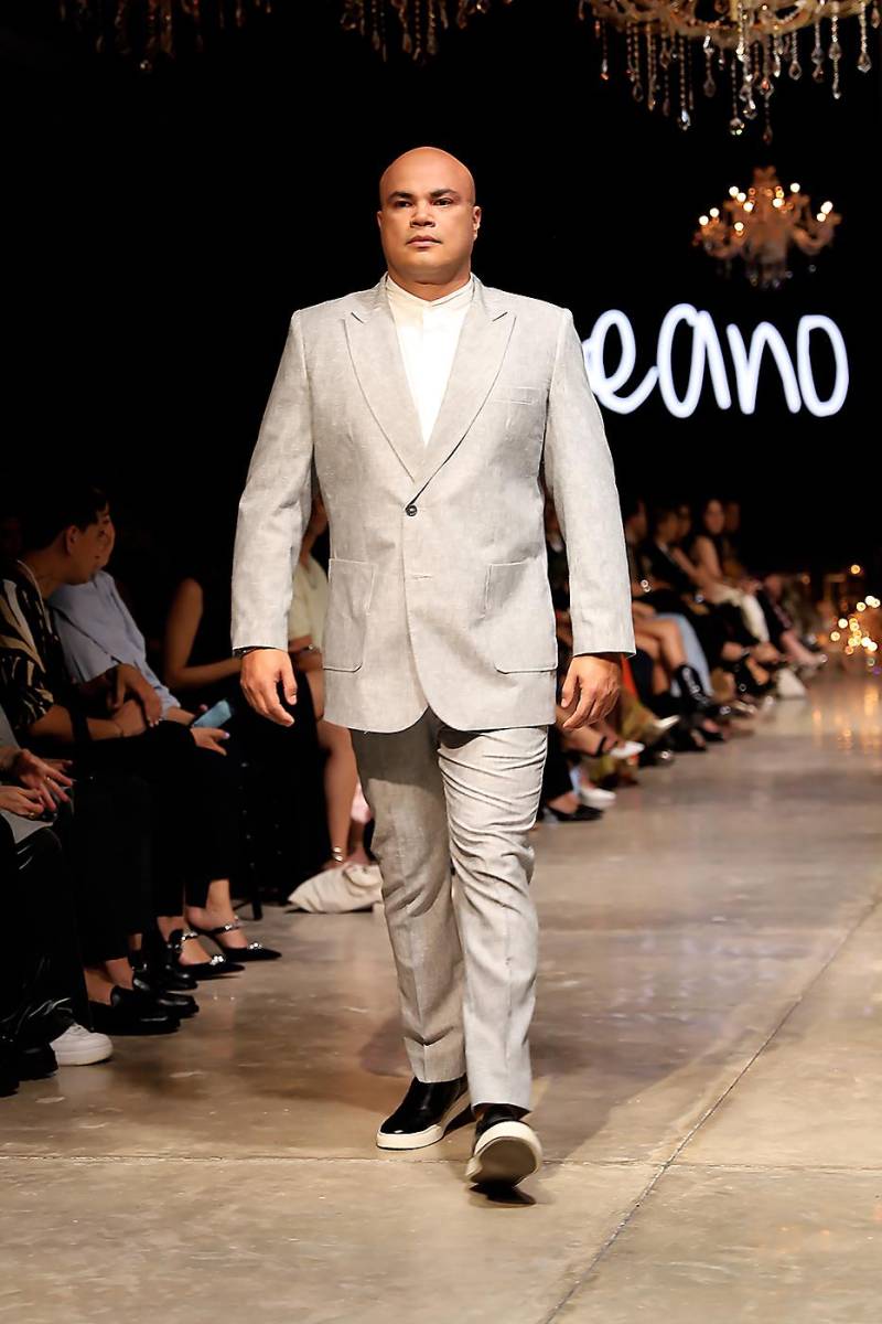 Suits de sastrería moderna y en tonos claros y frescos dominan la colección