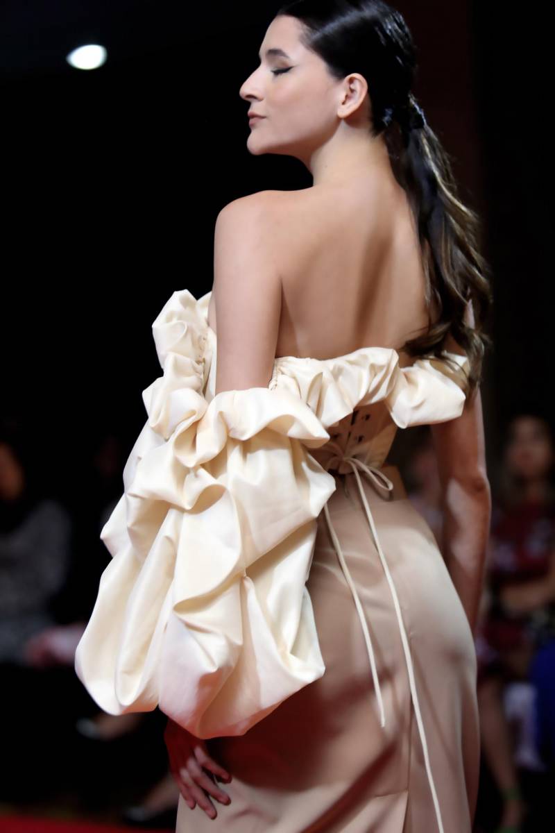 DRAMA OR NADA. Top off –the-shoulder estilo corset de una sola manga con maxi drapeado para llevar un toque de drama a tu armario by Lawin Paz.