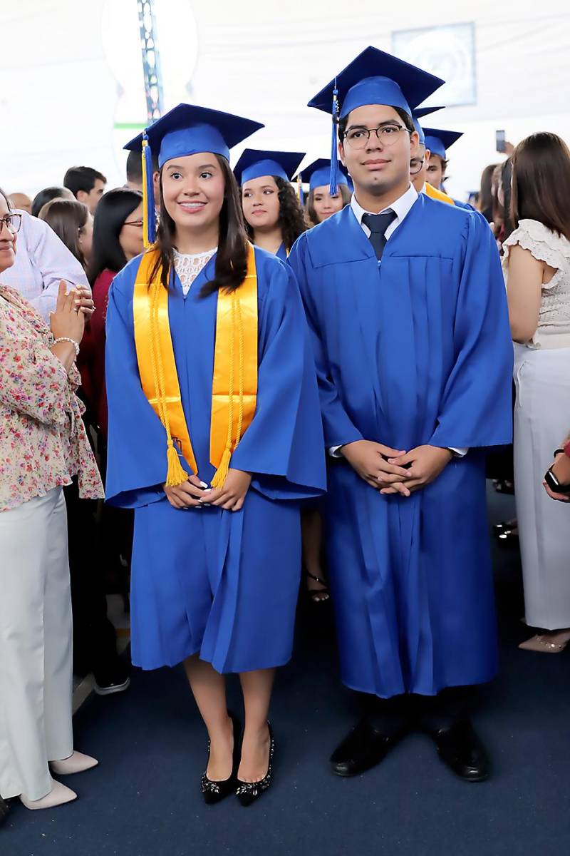 Desfile de graduados en Macris School 2023