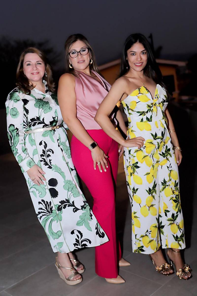 Indira y Connie Pineda con Jessica Vega