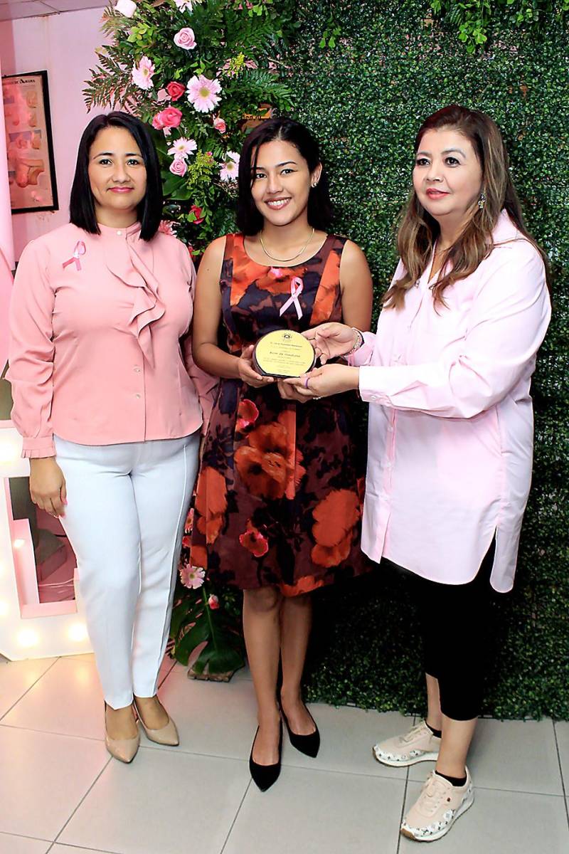 Claudia Alfaro, Yulisa Escobar de Avon con Lorena Alfaro