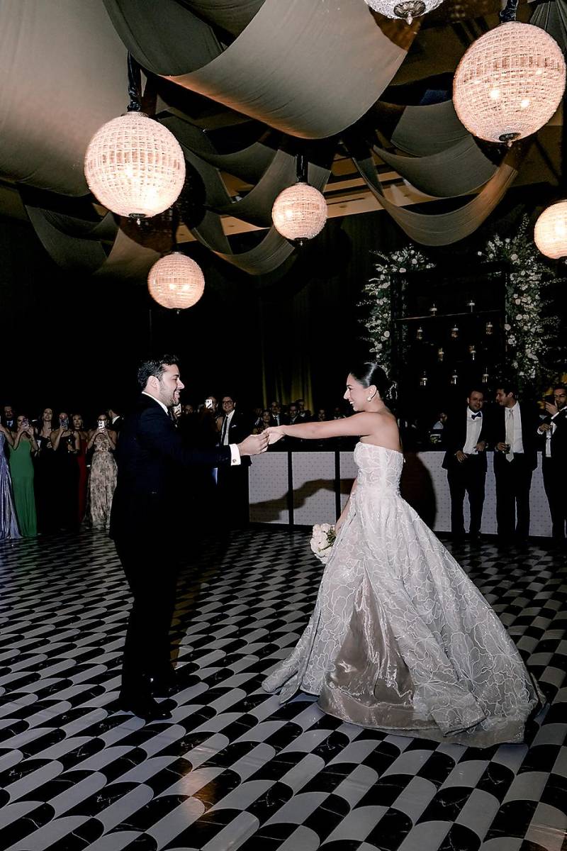 Los recién casados bailan su canción preferida “Vengo del futuro” de Kurt.