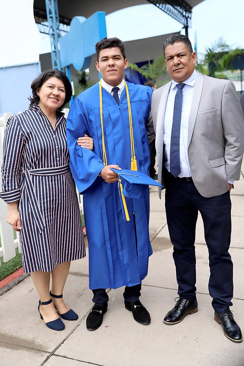 Entrega de títulos de la clase 2023 de Macris School